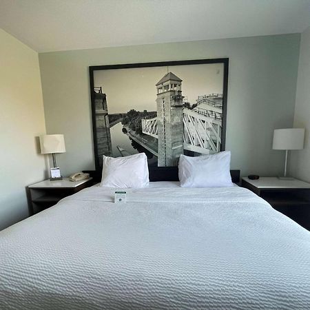Hotel Super 8 By Wyndham Peterborough Zewnętrze zdjęcie
