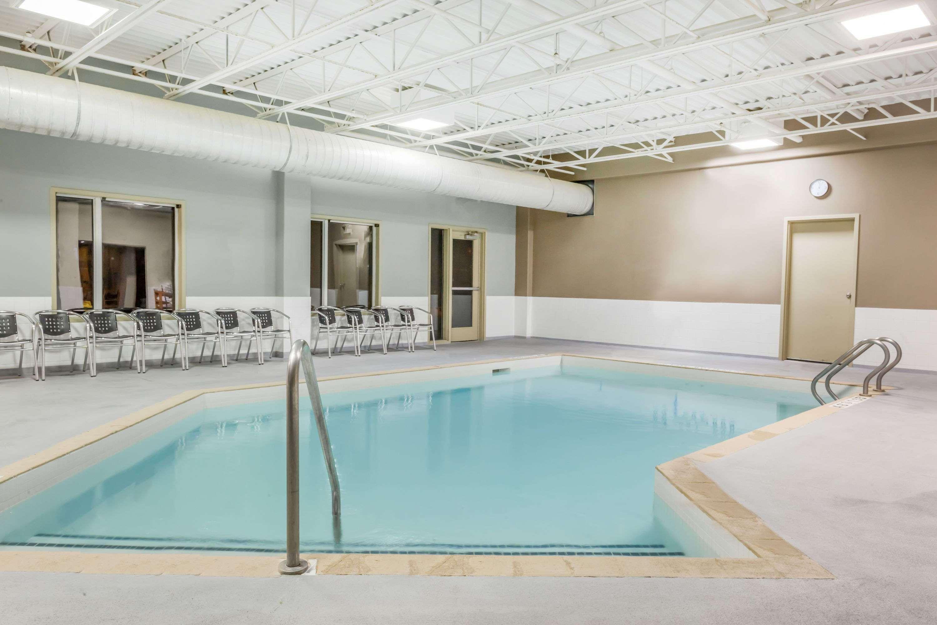 Hotel Super 8 By Wyndham Peterborough Zewnętrze zdjęcie