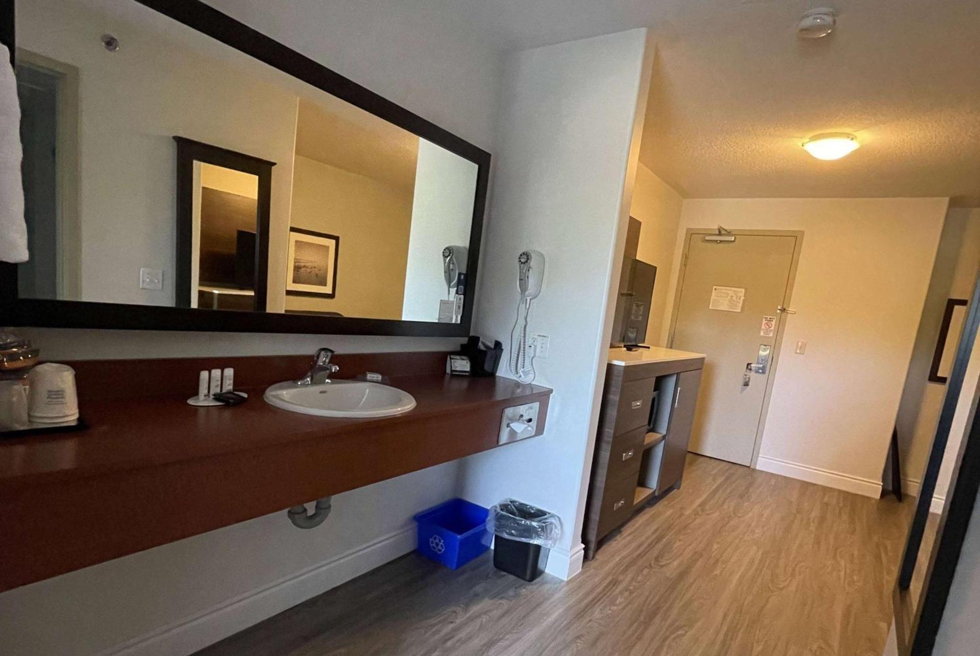 Hotel Super 8 By Wyndham Peterborough Zewnętrze zdjęcie