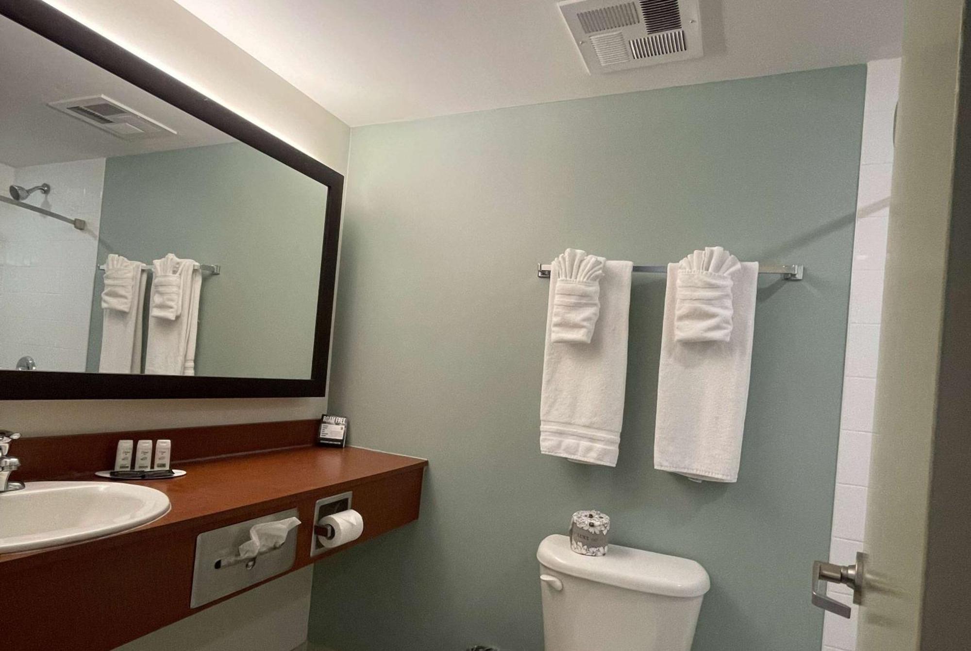 Hotel Super 8 By Wyndham Peterborough Zewnętrze zdjęcie