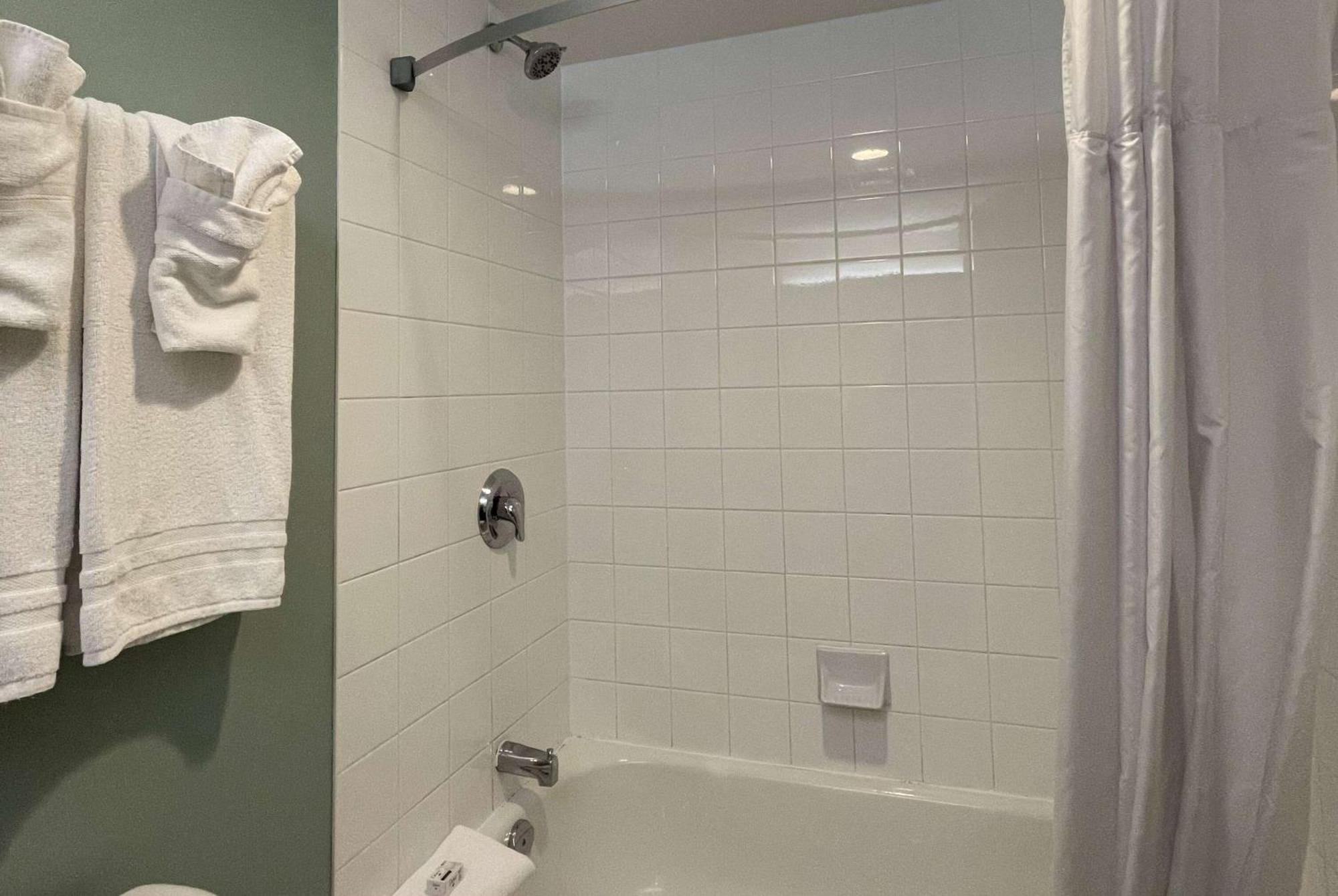Hotel Super 8 By Wyndham Peterborough Zewnętrze zdjęcie