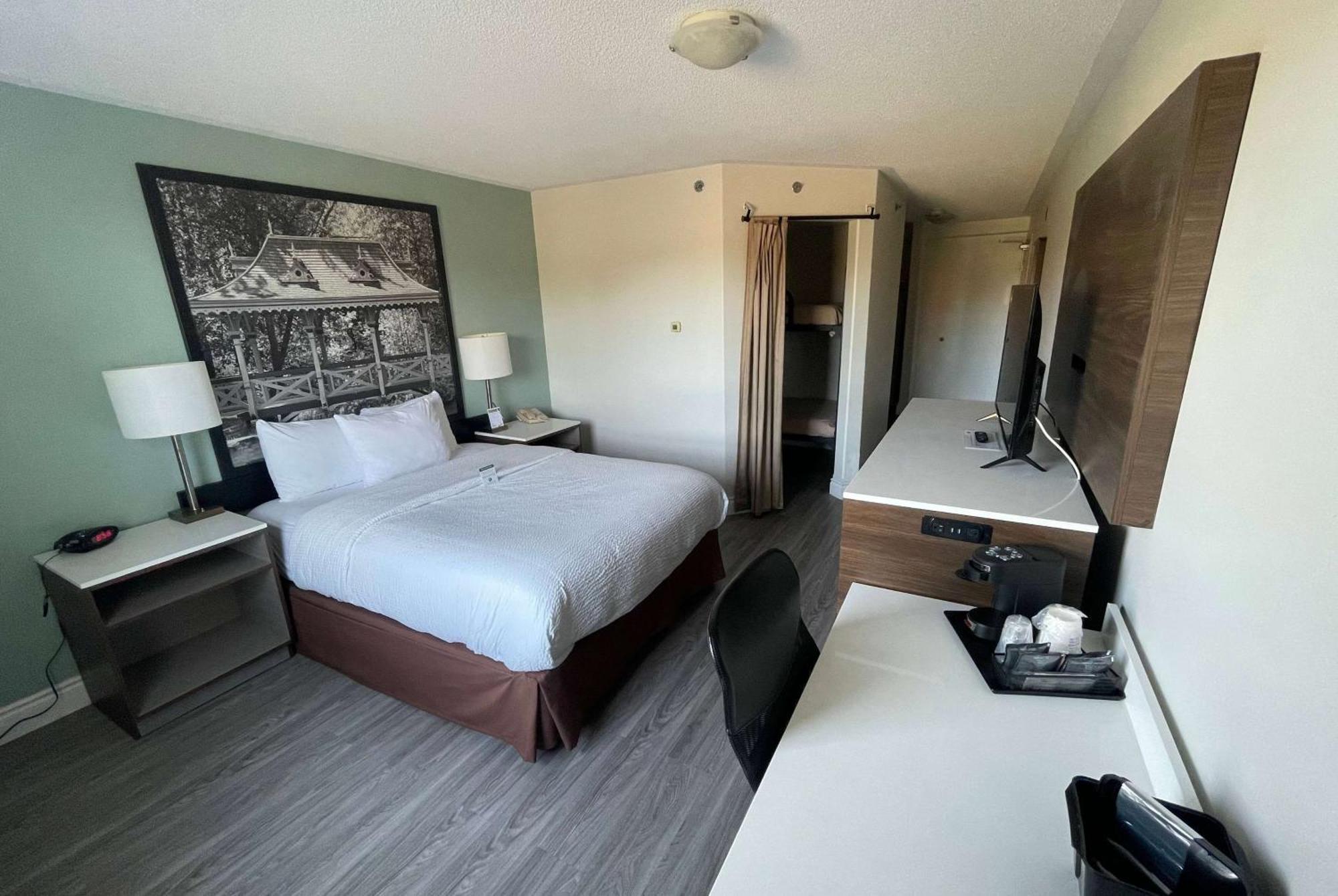 Hotel Super 8 By Wyndham Peterborough Zewnętrze zdjęcie