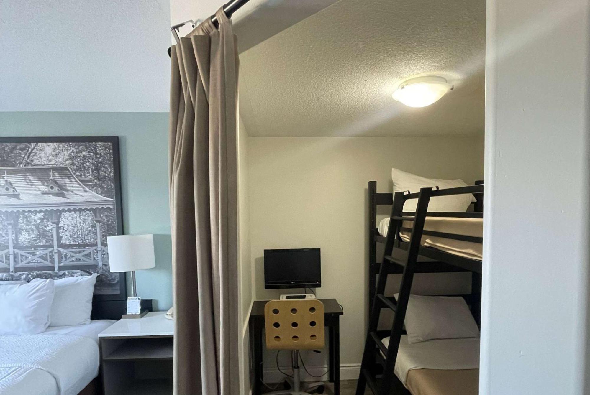 Hotel Super 8 By Wyndham Peterborough Zewnętrze zdjęcie