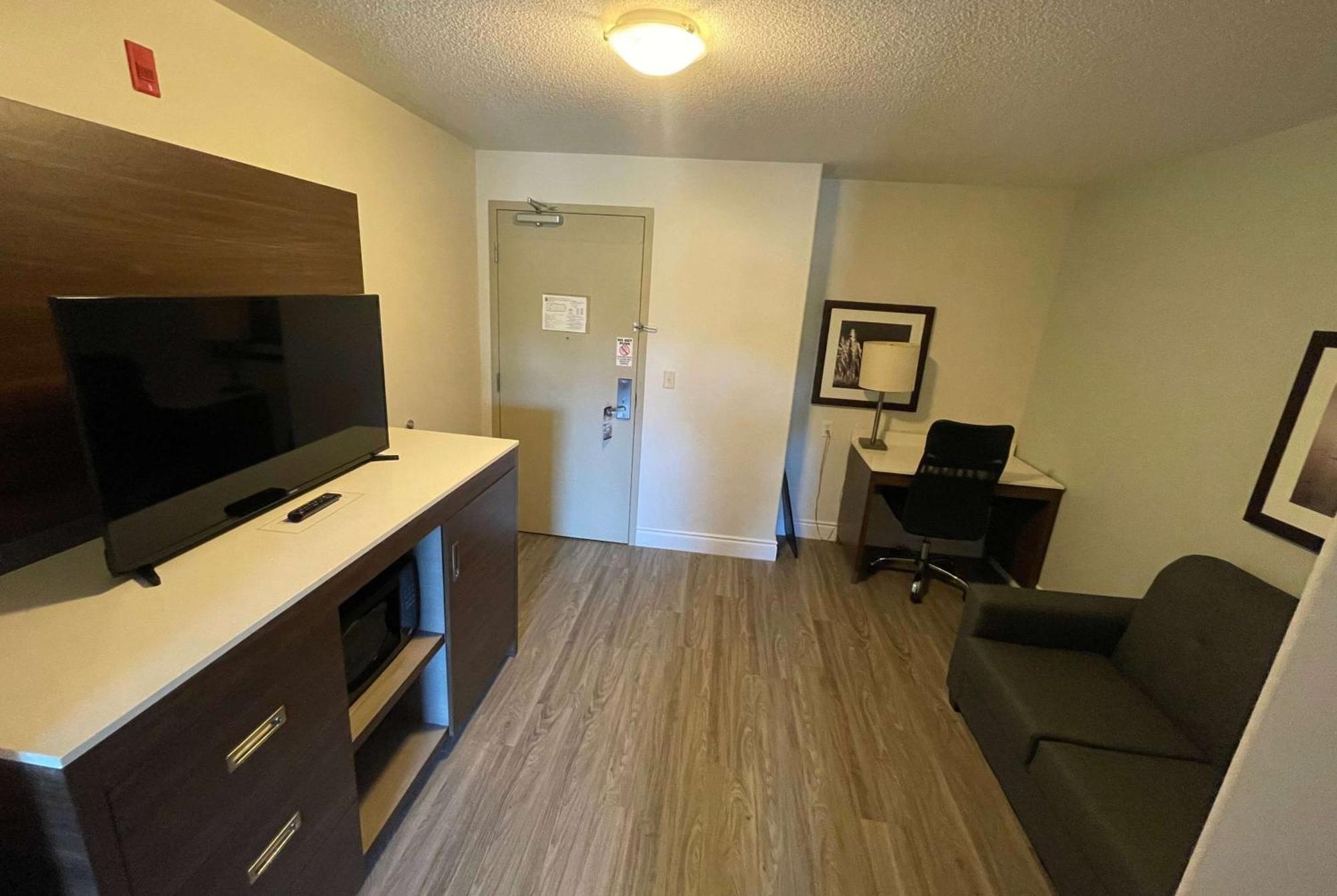 Hotel Super 8 By Wyndham Peterborough Zewnętrze zdjęcie