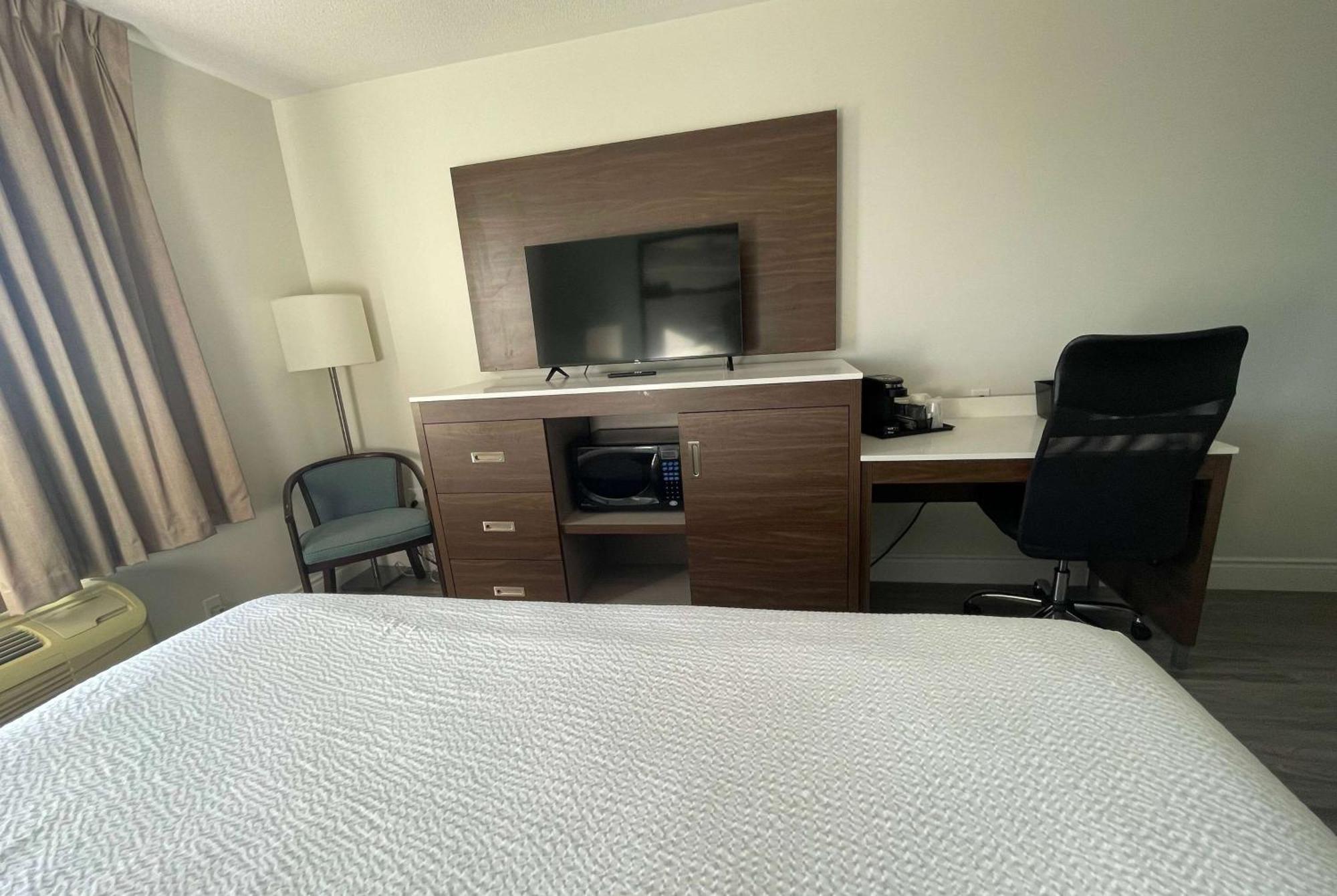 Hotel Super 8 By Wyndham Peterborough Zewnętrze zdjęcie