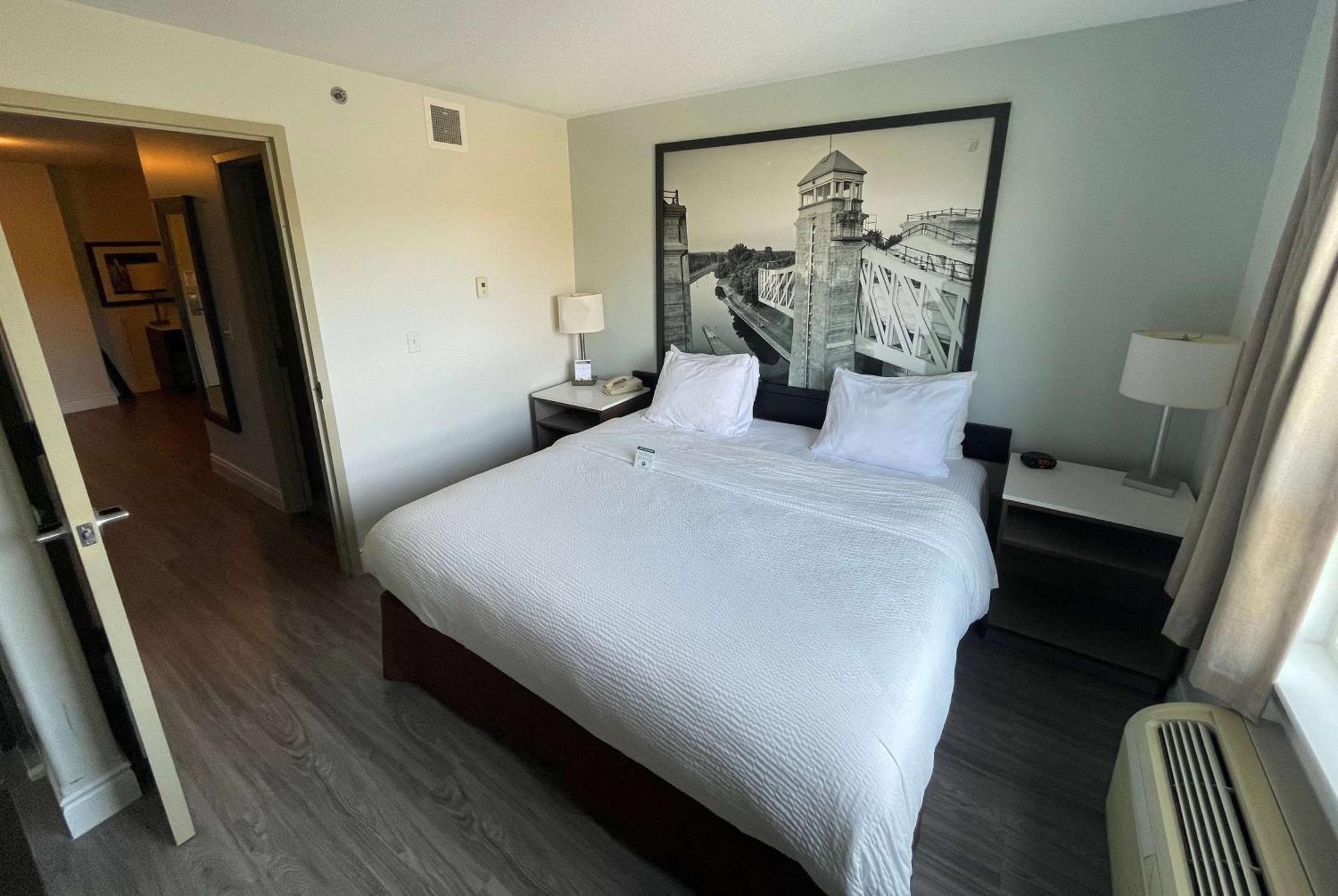 Hotel Super 8 By Wyndham Peterborough Zewnętrze zdjęcie