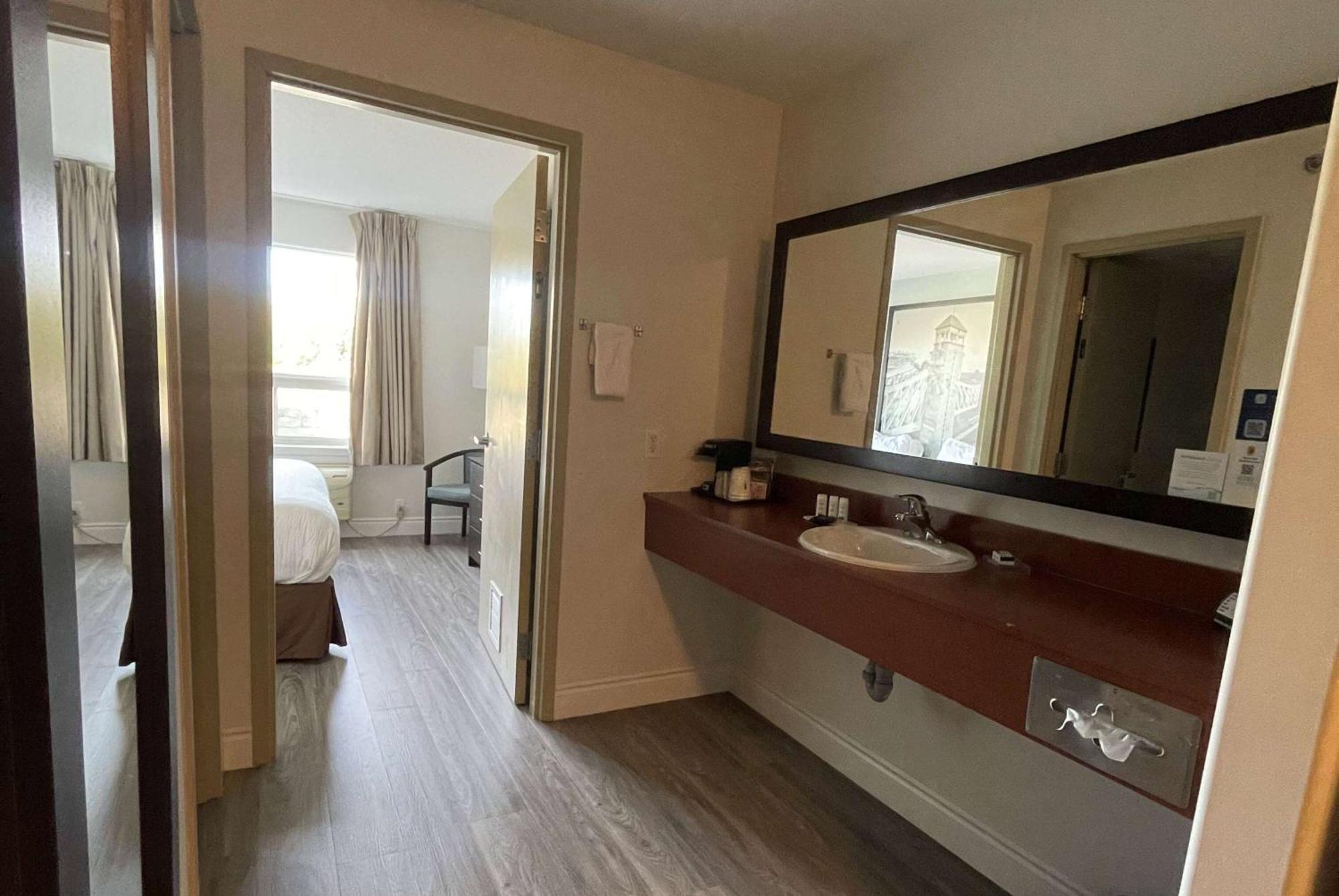 Hotel Super 8 By Wyndham Peterborough Zewnętrze zdjęcie
