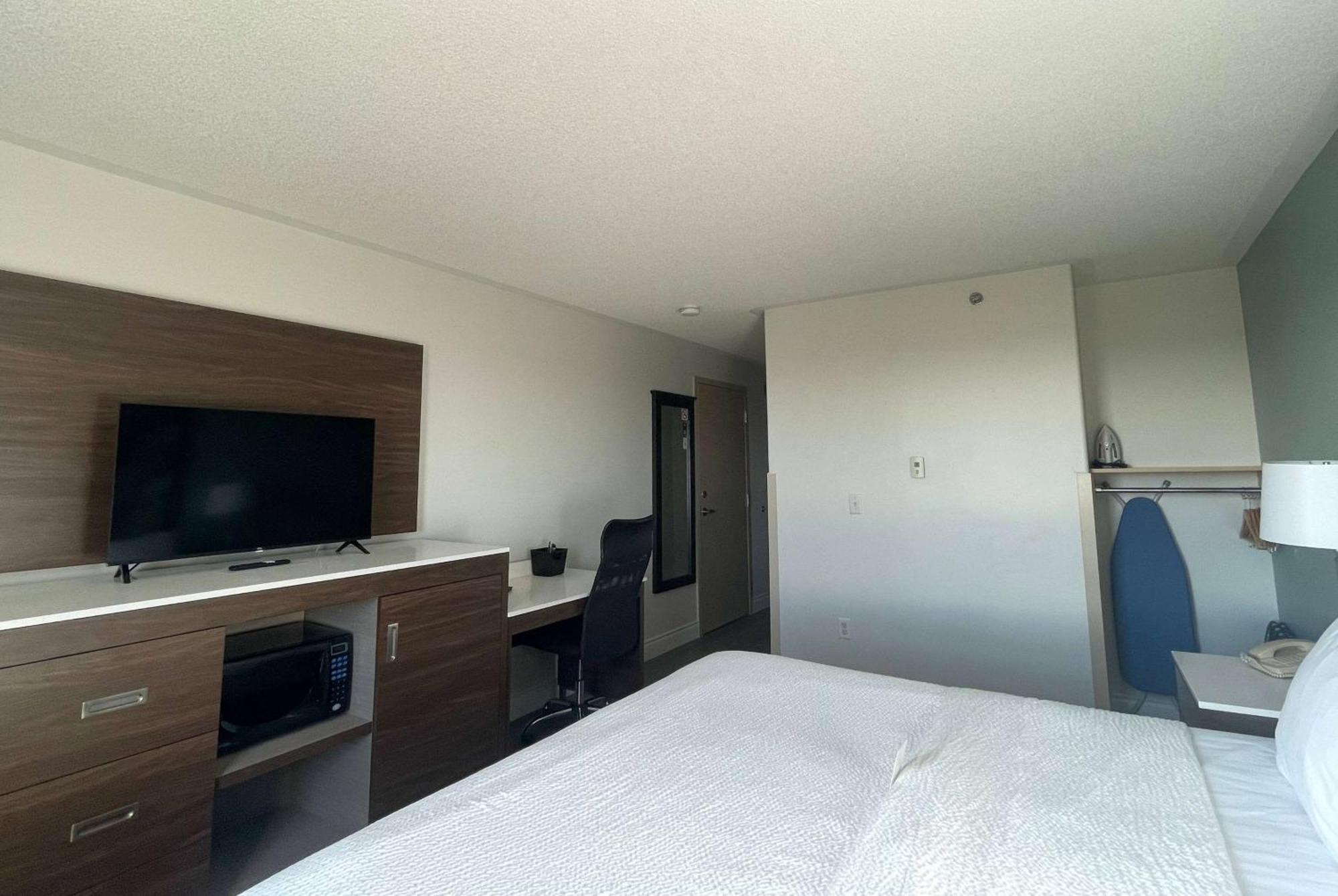 Hotel Super 8 By Wyndham Peterborough Zewnętrze zdjęcie