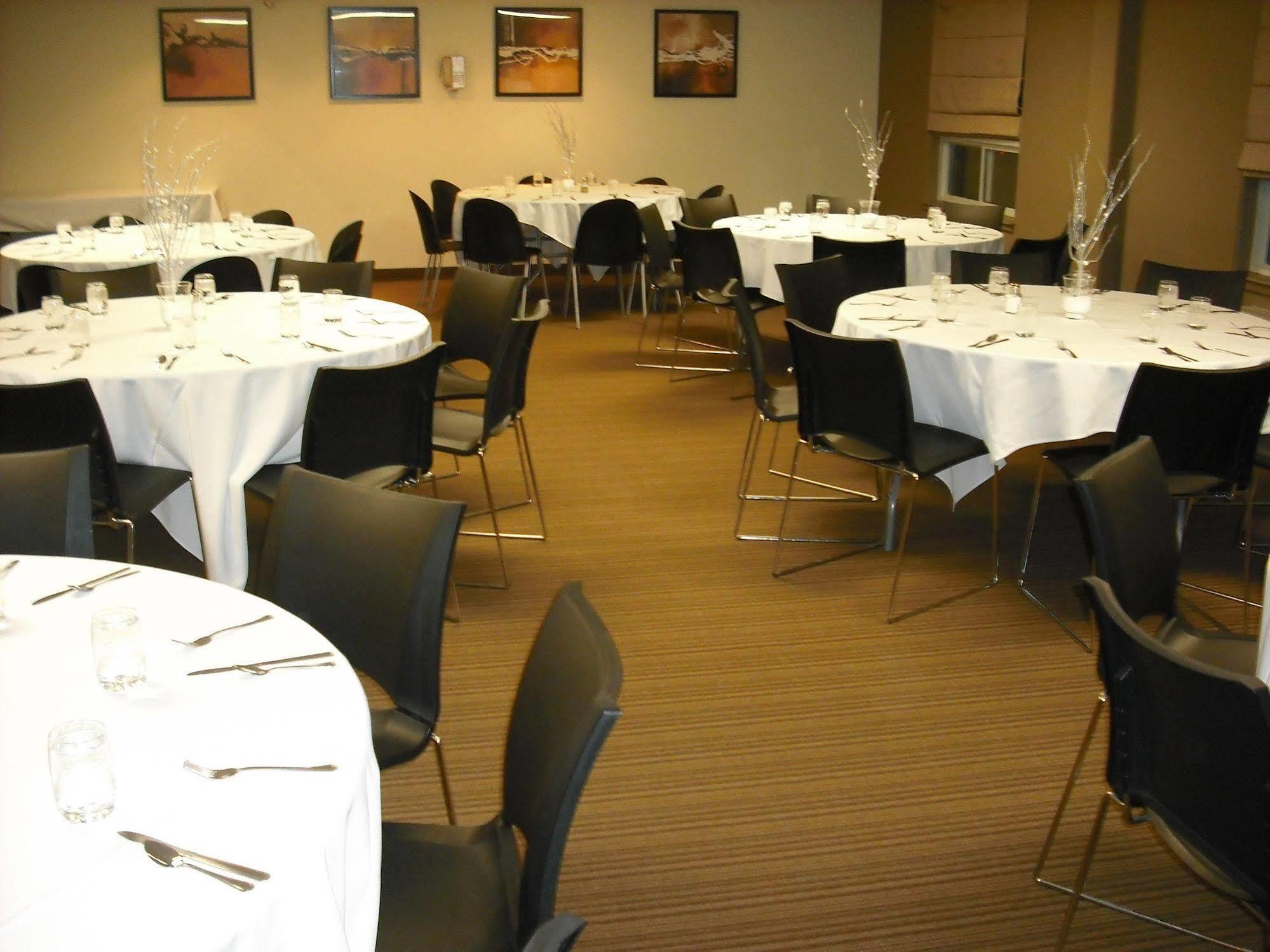 Hotel Super 8 By Wyndham Peterborough Zewnętrze zdjęcie